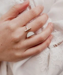 Hathorway Ve Tinh Horn Crescent Ring