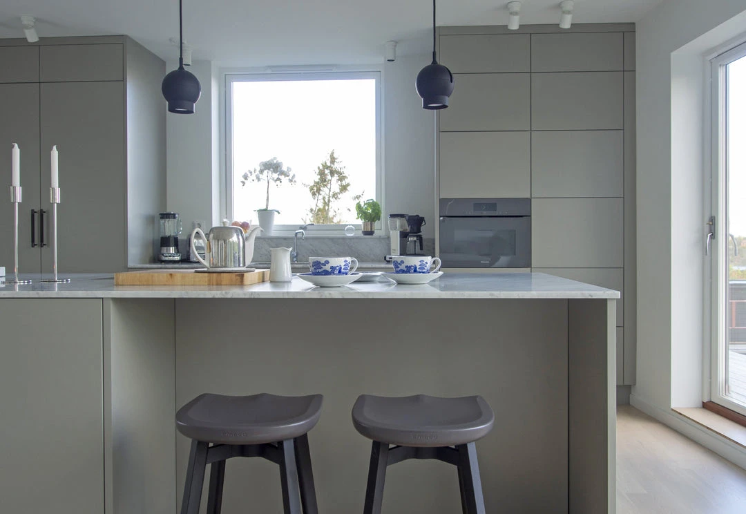 Emeco Su Counter Stool - Aluminum Frame 3 Emeco Su Counter Stool - Aluminum Frame